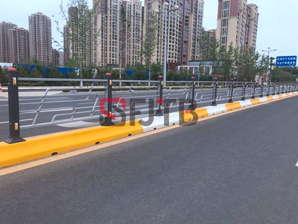 水泥墩中央護(hù)欄 水泥墩中央護(hù)欄