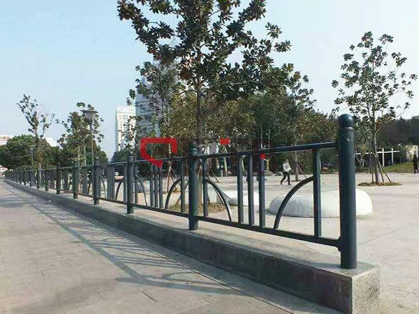水泥墩中央護(hù)欄 水泥墩中央護(hù)欄